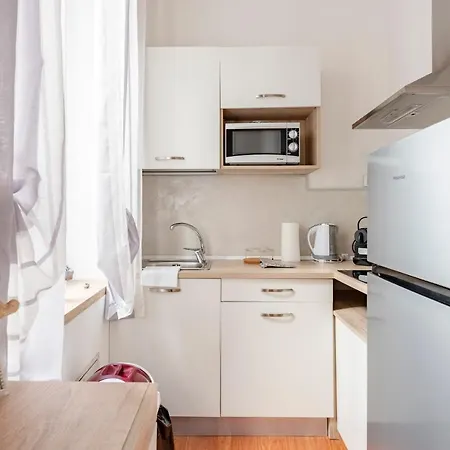 Appartement Mazzini 12, Elegant With Free Private Garage 800 M, Air Conditioning, Wi-fi, Just 100 M From The Public