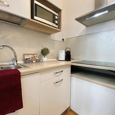 Appartement Mazzini 12, Elegant With Free Private Garage 800 M, Air Conditioning, Wi-fi, Just 100 M From The Public
