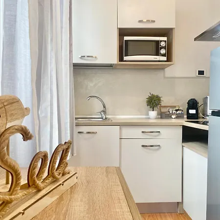 Mazzini 12, Elegant With Free Private Garage 800 M, Air Conditioning, Wi-fi, Just 100 M From The Public * Rapallo